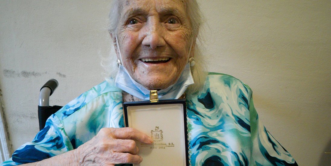 Encarna muestra orgullosa medalla